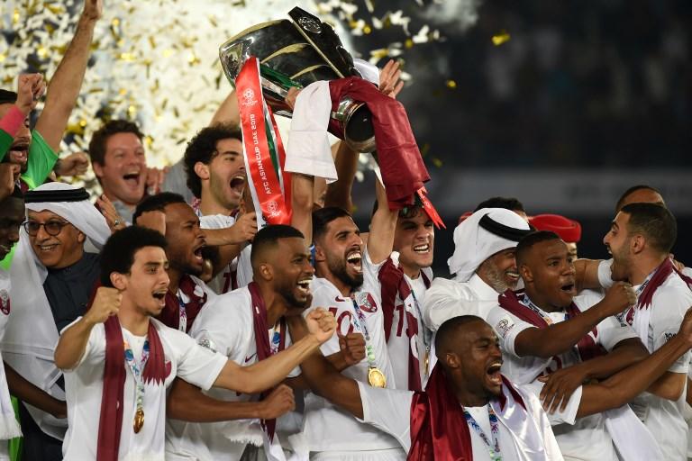 احتفال المنتخب القطري بإحراز اللقب الآسيوي رافعاً كأس البطولة. رسلان رحمان/ أ ف ب
