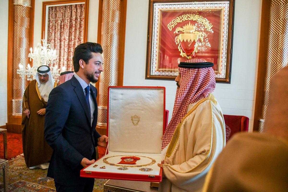 ملك البحرين يقلد ولي العهد وسام النهضة للملك حمد من الدرجة الممتازة (القلادة)، 5 فبراير 2019. (الديوان الملكي الهاشمي)