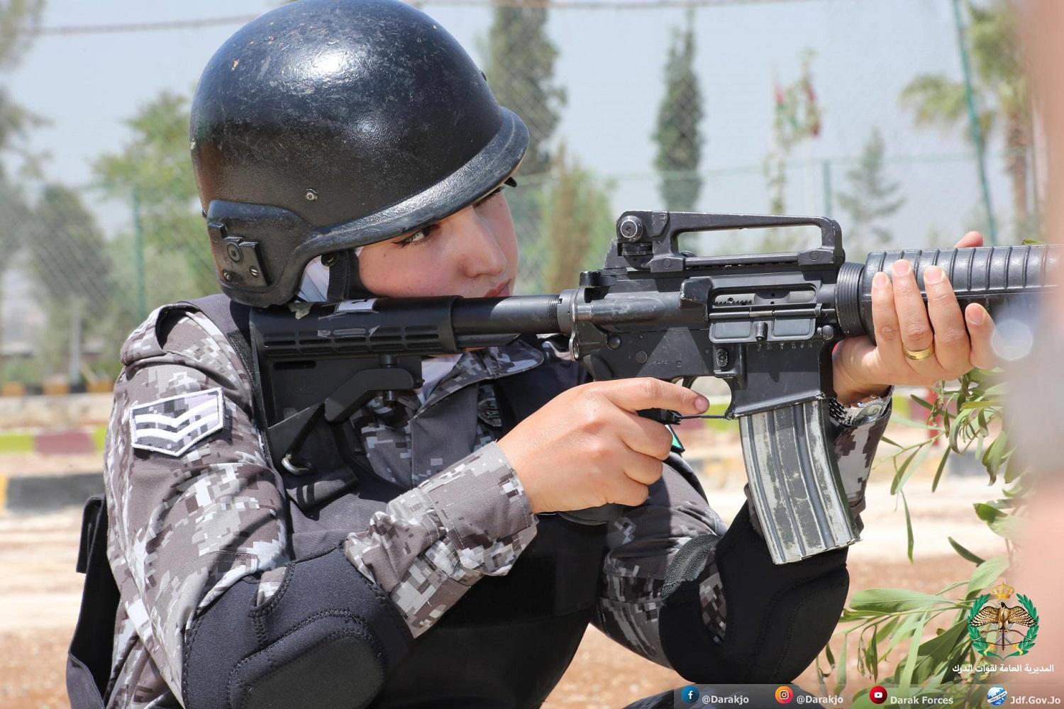 صورة أرشيفية لإحدى مرتبات الدرك النسائية. صحفة قوات الدرك الأردنية (فيسبوك)