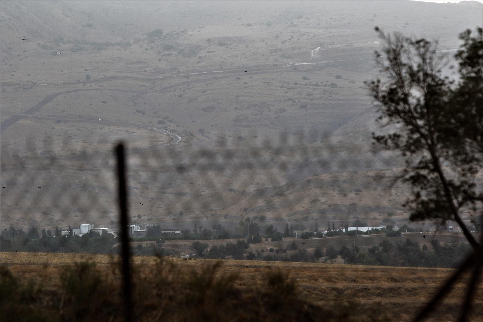 صورة لبلدة الباقورة المستعادة ويظهر فيها سياج أمني حدودي بين أراض أردنية وأراض فلسطينية محتلة. صلاح ملكاوي / المملكة
