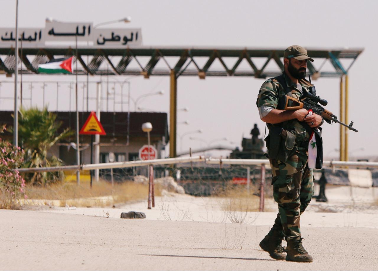 صورة أرشيفية لجندي من الجيش السوري يقف مقابل معبر نصيب - جابر الحدودي مع الأردن. عمر صناديقي/ رويترز