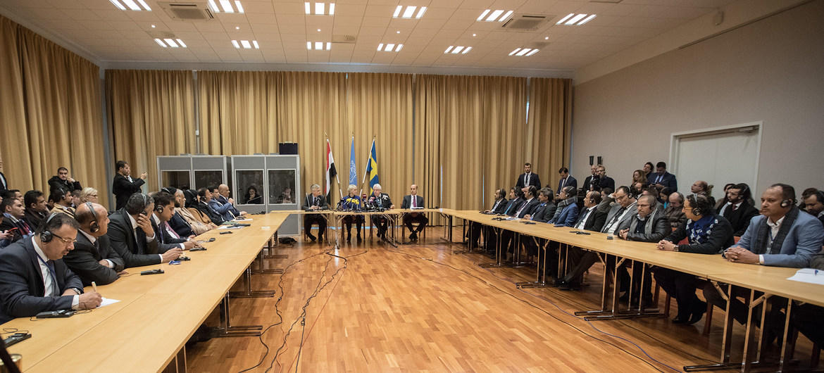 صورة أرشيفية لمحادثات الأمم المتحدة مع أطراف يمنية في السويد. (الأمم المتحدة)