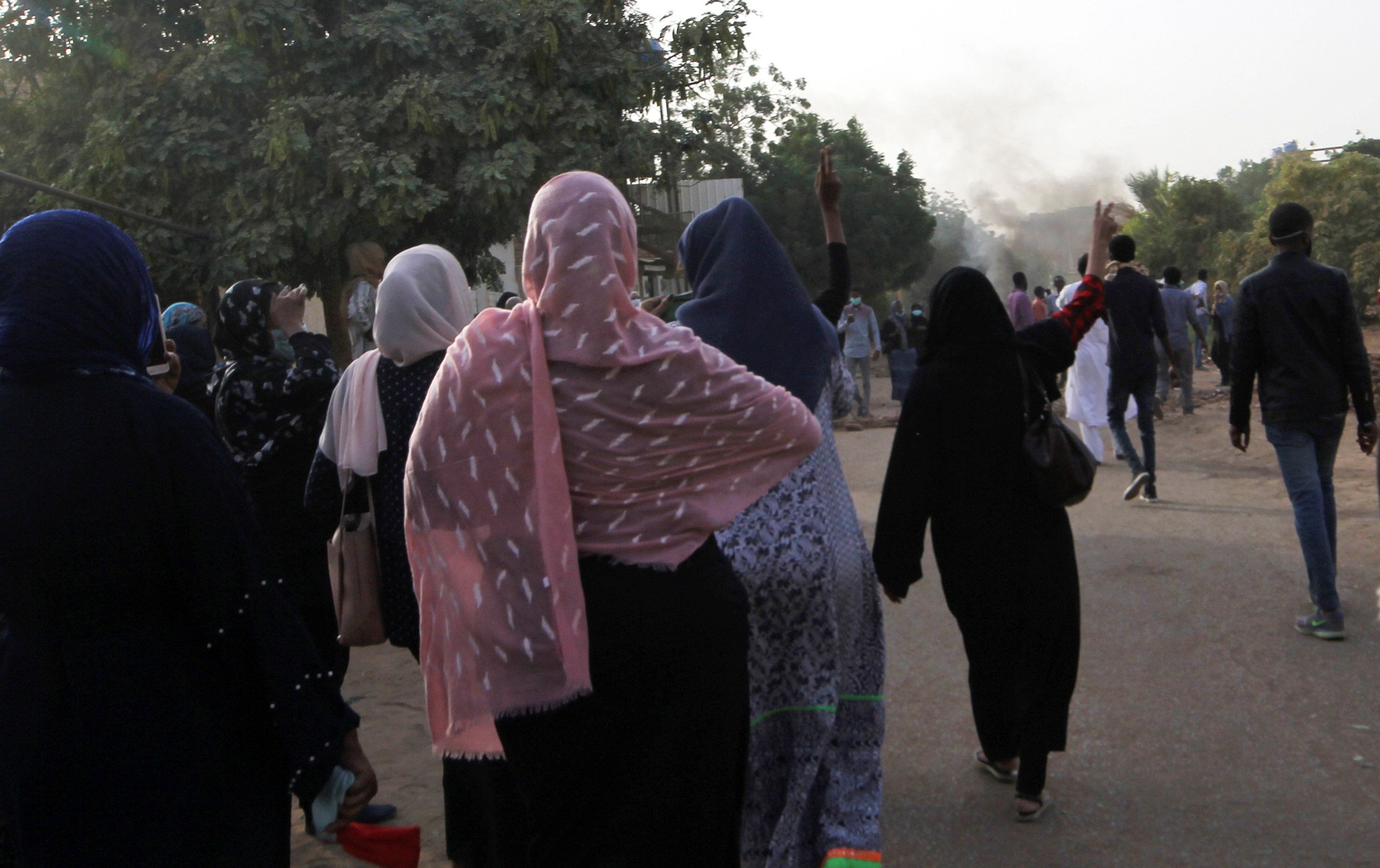 صورة أرشيفية لسودانيات في تظاهرات مناهضة لحكومة بلادهم في الخرطوم. رويترز