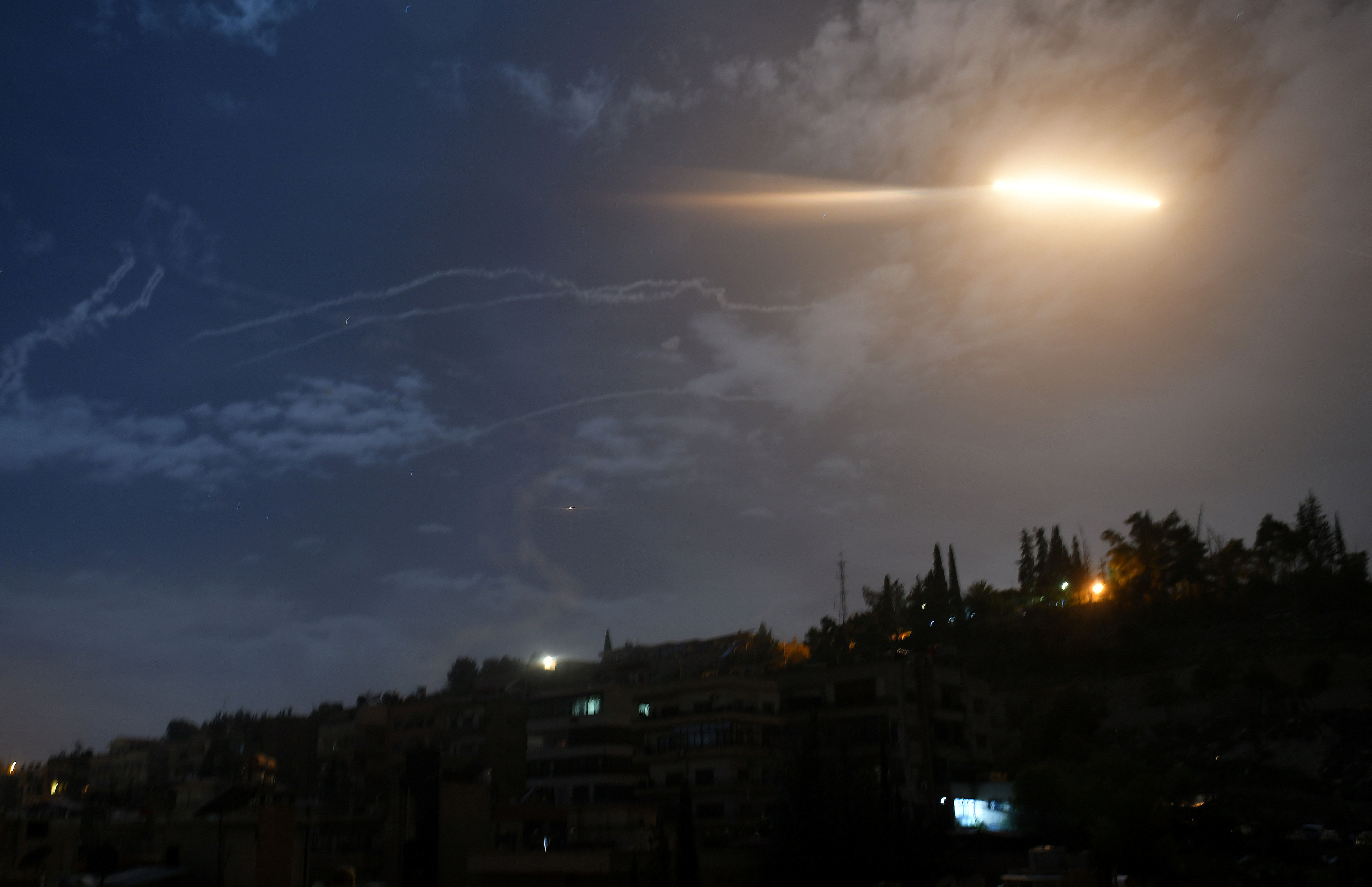 صورة أرشيفية لقصف إسرائيلي على دمشق. (رويترز نقلاً عن وكالة سانا)