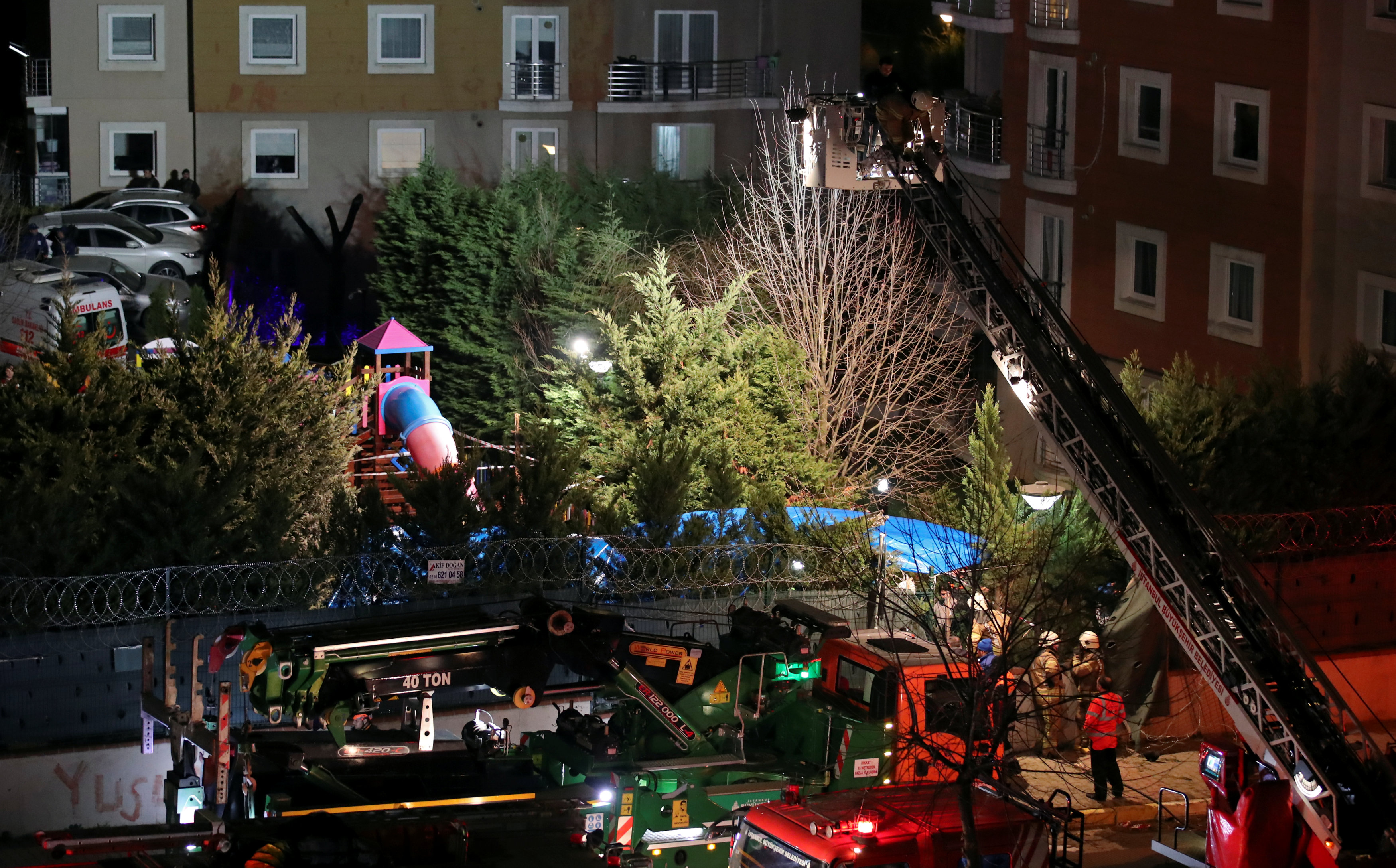 رجال إطفاء وشرطة يتفقدون موقع تحطم طائرة مروحية في إسطنبول.11 فبراير 2019. رويترز