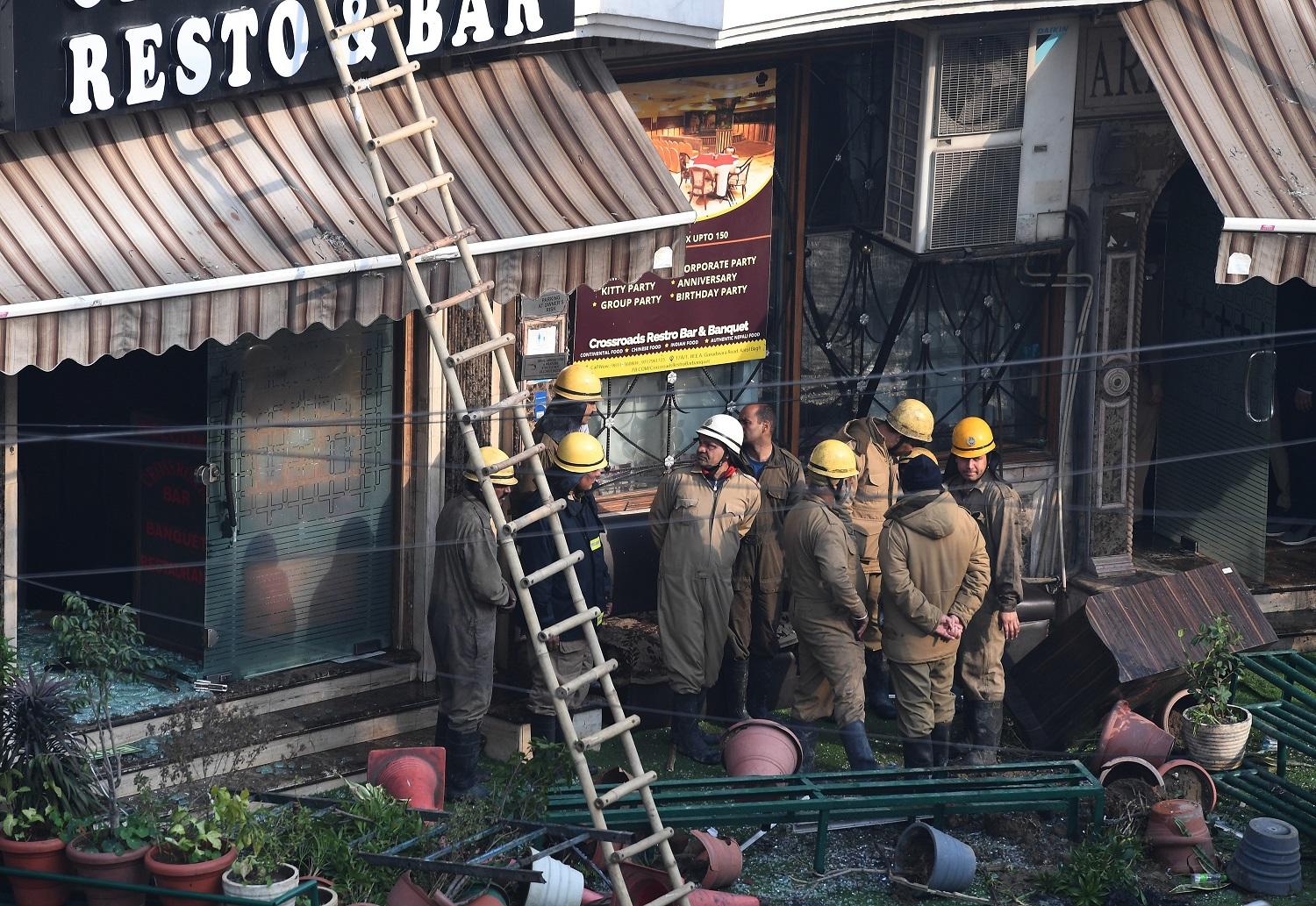 موظفو مكافحة الحرائق بعد إخماد حريق في نيودلهي، 12 فبراير 2019. أ ف ب