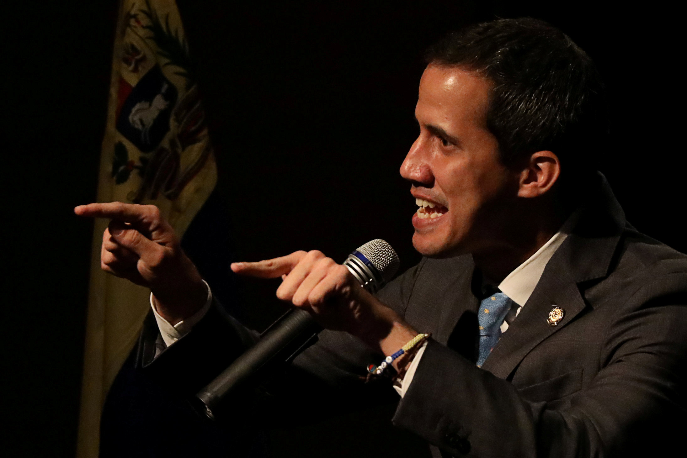 خوان غوايدو، الزعيم المعارض الذي نصّب نفسه رئيسا لفنزويلا. رويترز 