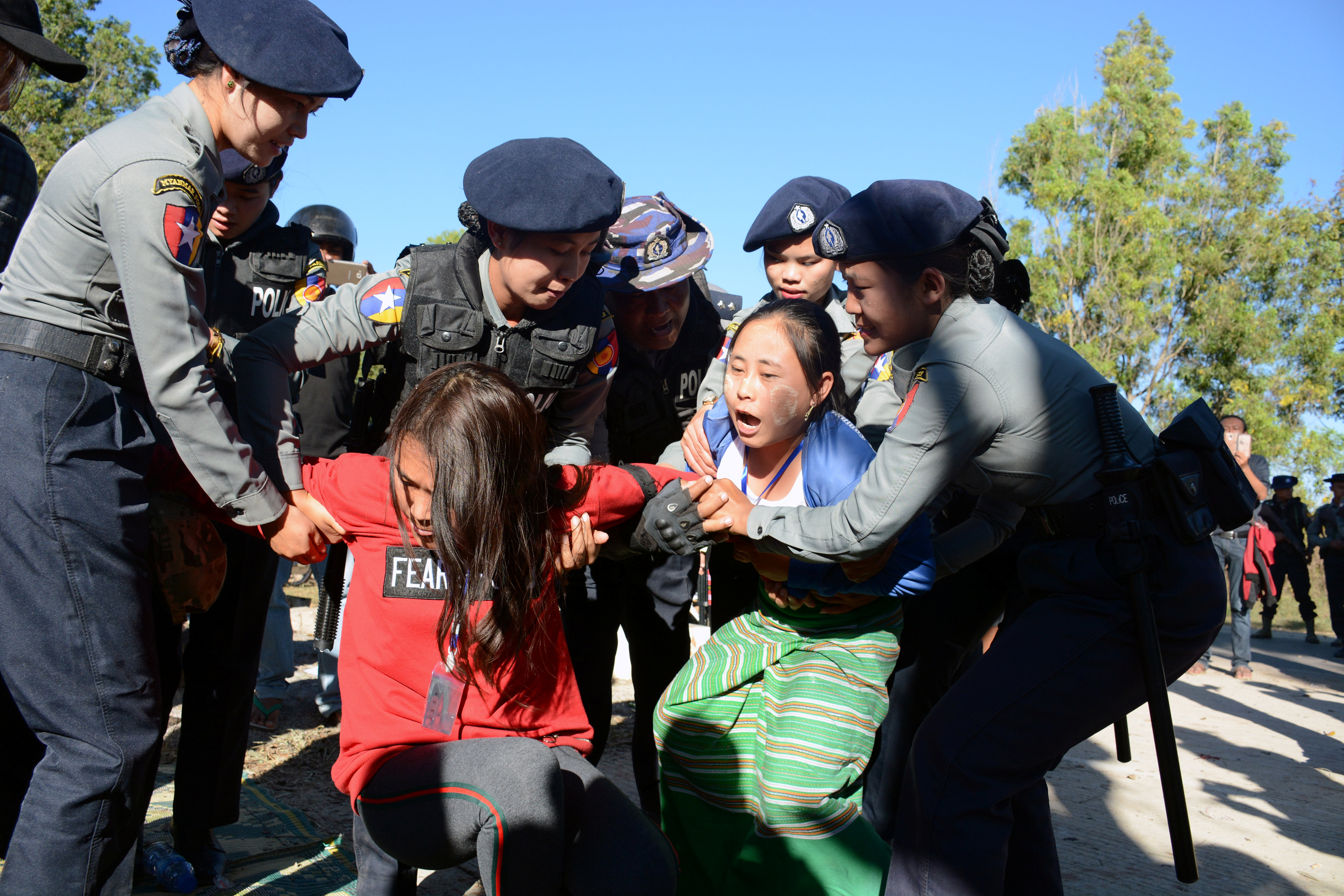 الشرطة في ميانمار تعتقل مشاركة بالاحتجاجات، 7 فبراير 2019. رويترز 