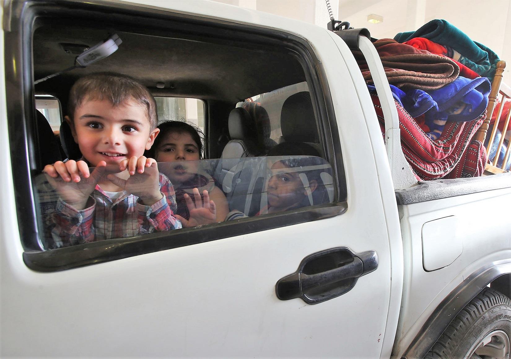 أطفال في مركبة من أمام نقطة حدودية في معبر جابر. صلاح ملكاوي/ المملكة