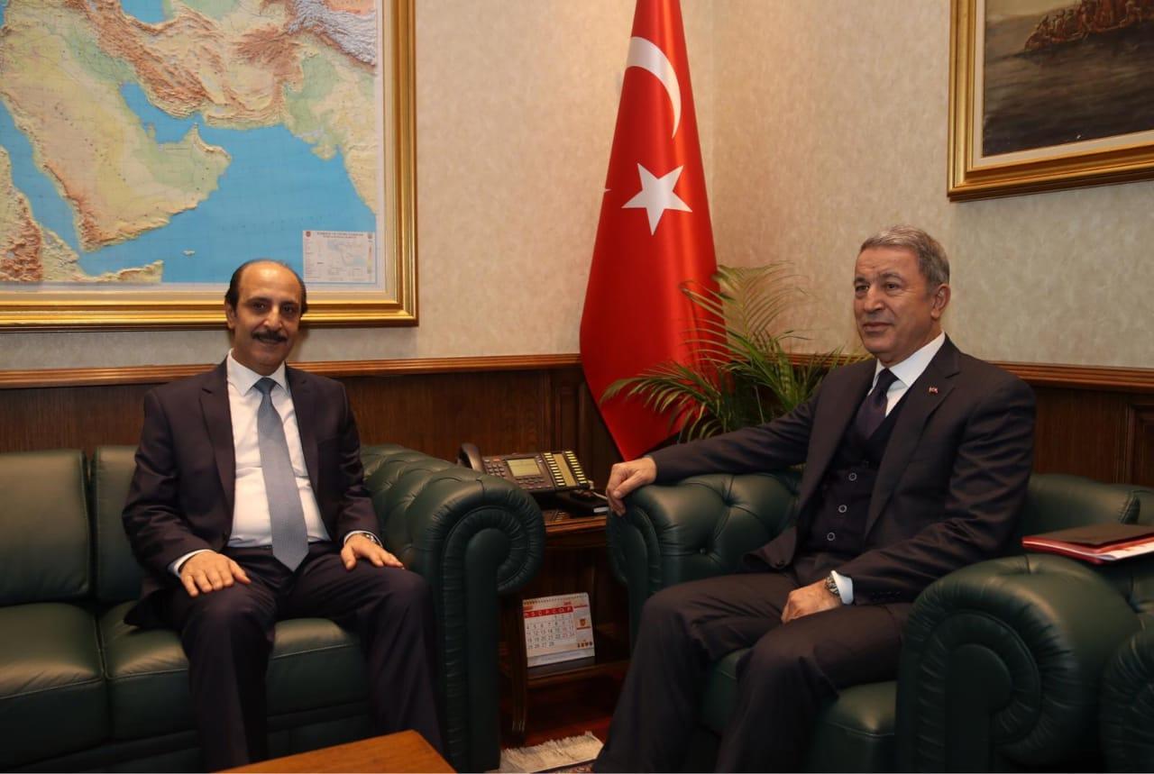 وزير الدفاع التركي خلوصي أكار (يمين)، والسفير الأردني في أنقرة إسماعيل الرفاعي (يسار). السفارة الأردنية في أنقرة