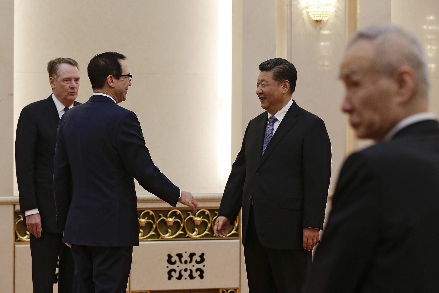 وزير الخزانة الأميركي ستيفن منوشين (الثاني إلى اليسار) يتحدث مع الرئيس الصيني شي جين بينغ. 15 فبراير 2019. اندي وونغ / اف ب