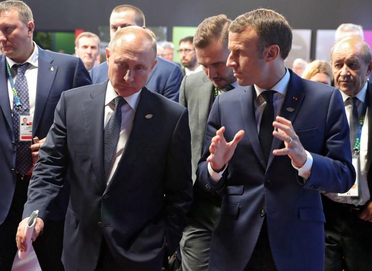 صورة أرشيفية للرئيس الروسي بوتين والرئيس الفرنسي ماكرون بعد عقد اجتماع ثنائي على هامش قمة مجموعة العشرين في بوينس آيرس ، في 30 نوفمبر 2018.