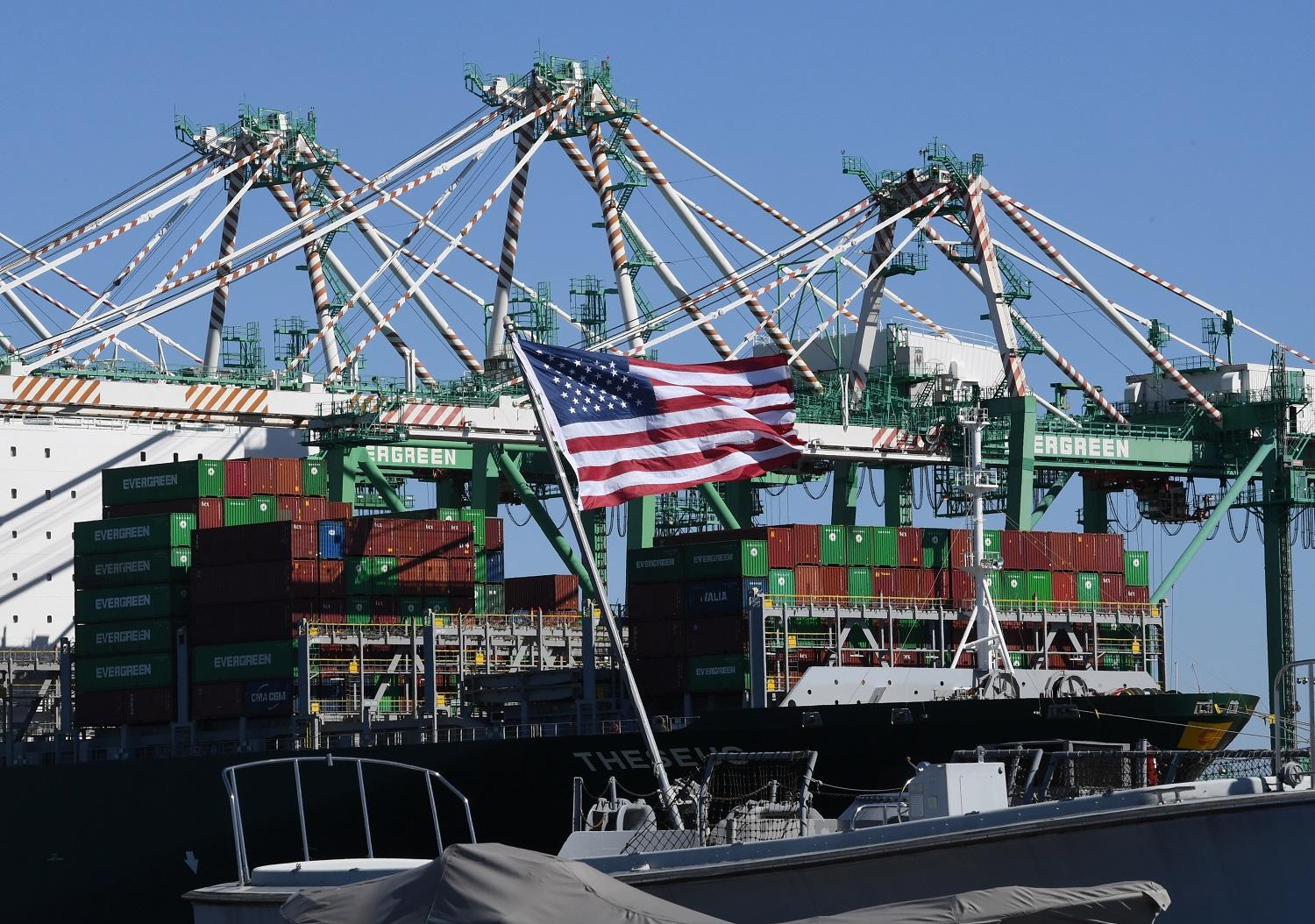 تفريغ حاويات الشحن من الصين والدول الأخرى بميناء لونغ بيتش في لوس أنجلوس. 16 فبراير 2019. مارك رالستون / اف ب
