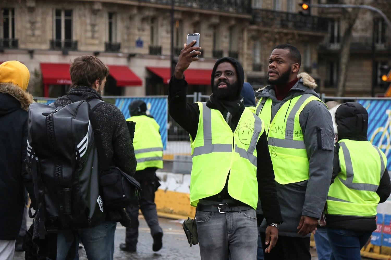 متظاهرون ضد ارتفاع أسعار النفط وتكاليف المعيشة في العاصمة الفرنسية باريس . 1  ديسمبر ،2018. ا ف ب