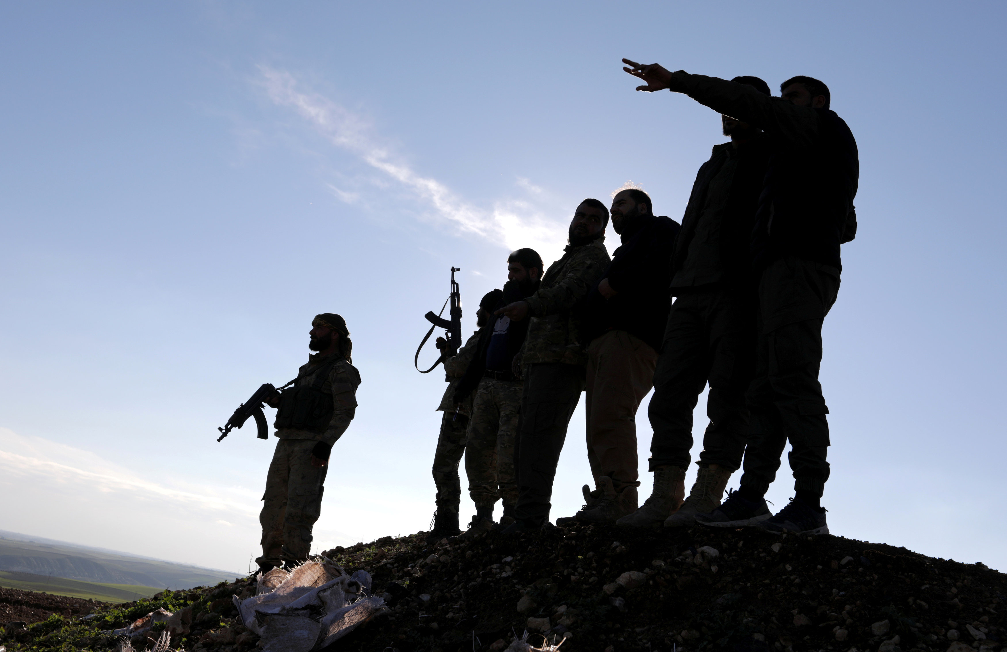 أشخاص ينتمون للمعارضة السورية يقفون مع أسلحتهم في ريف منبج، شمال سوريا. 29 ديسمبر 2018. خليل عشّاوي / رويترز