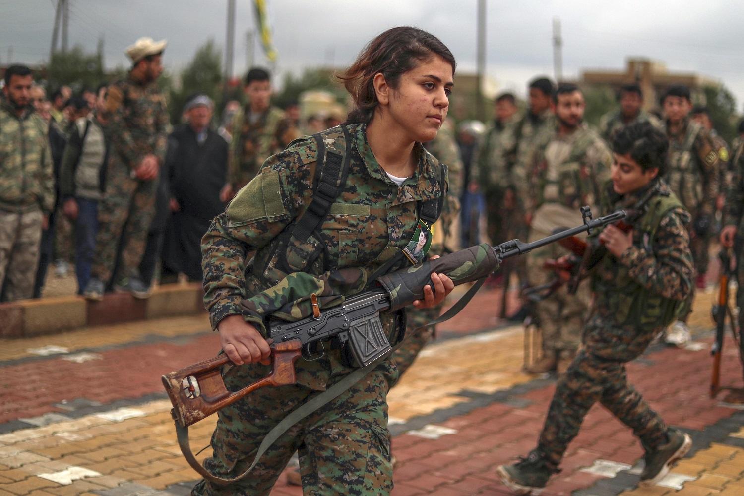 مقاتلون أكراد في مدينة القامشلي شمالي شرق سوريا . 9 فبراير 2019. ا ف ب 
