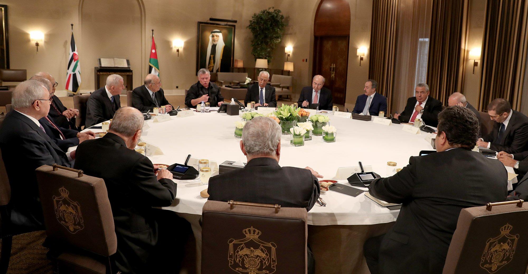 جلسة لقاء الملك بعدد من رؤساء وزراء سابقين. (الديوان الملكي الهاشمي)