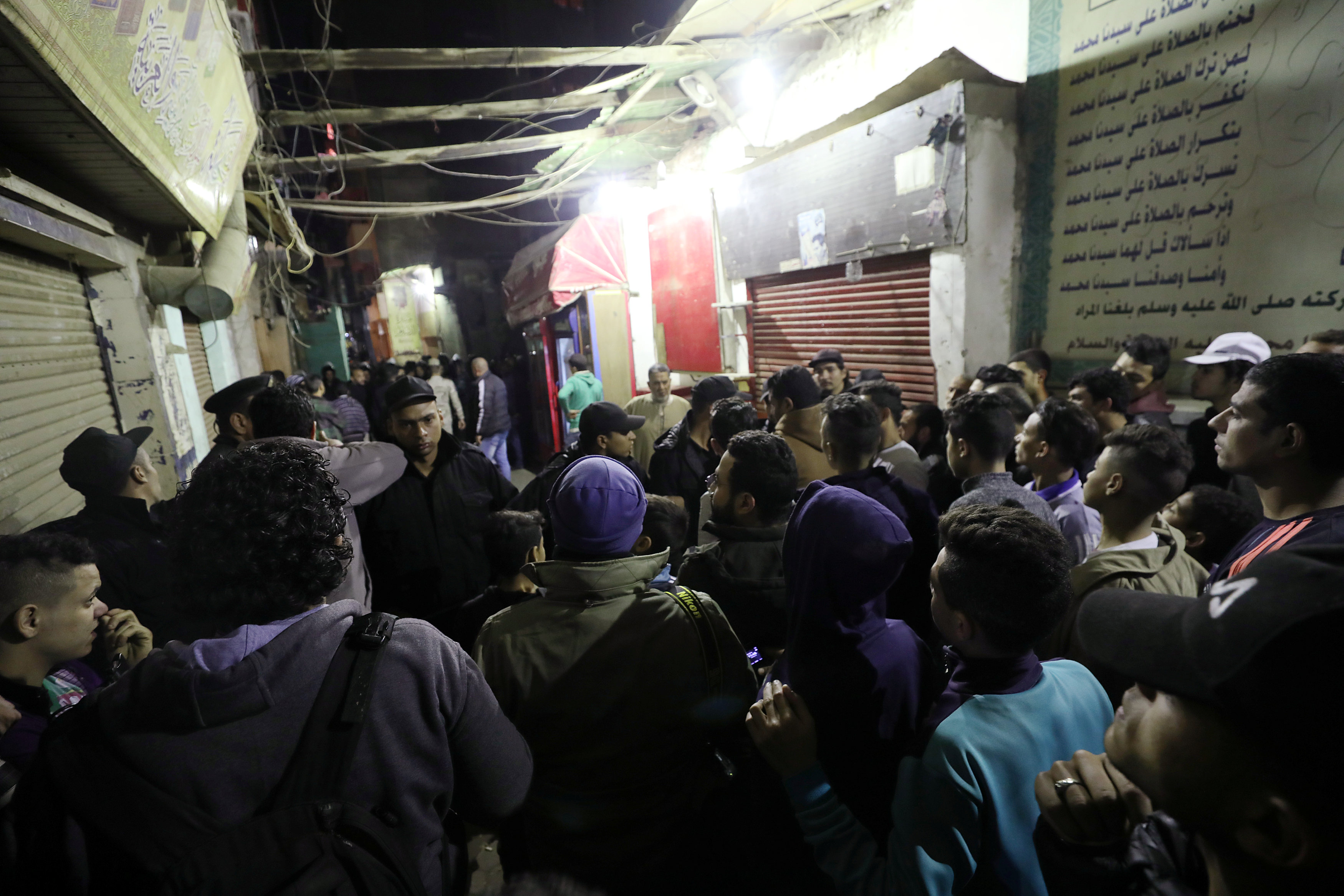 تجمع لرجال شرطة ومدنيين في موقع التفجير، 19 فبراير 2019. محمد عبدالغني/ رويترز 