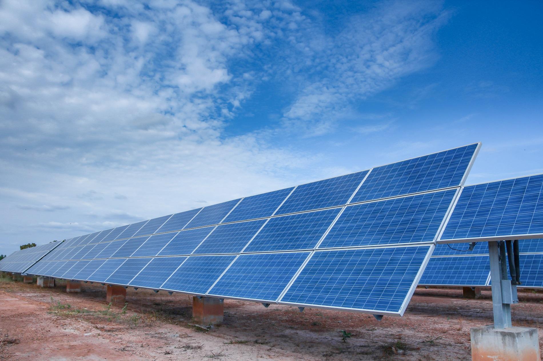 مشروع توليد كهرباء بالطاقة الشمسية. (shutterstock)