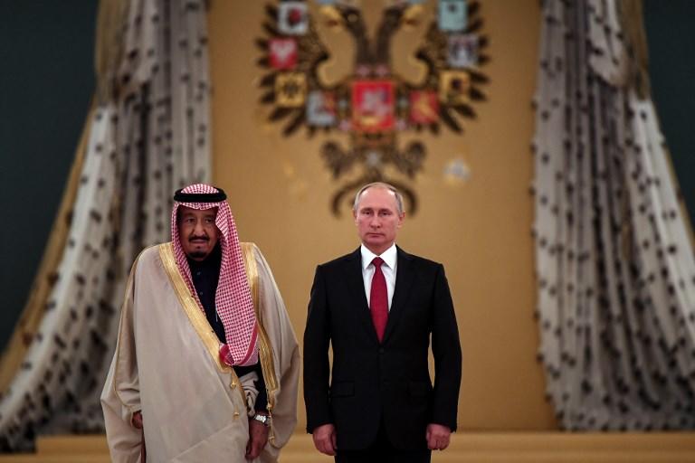 الرئيس الروسي فلاديمير بوتين (يمين)، والعاهل السعودي الملك سلمان بن عبد العزيز (يسار) في الكرملين في موسكو، 5 أكتوبر 2017. يوري كادوبنوف/ أ ف ب