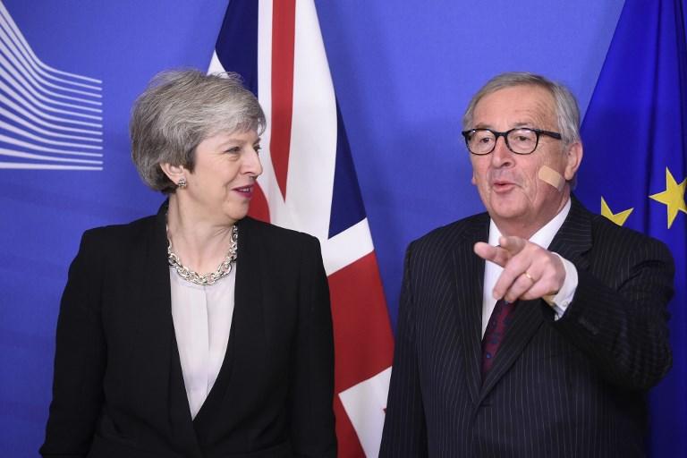 رئيس المفوضية الأوروبية جان كلود يونكر (يمين) لدى استقباله رئيسة الوزراء البريطانية تيريزا ماي (يسار) في بروكسل. أ ف ب