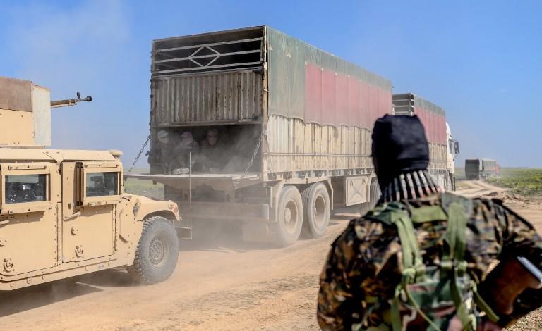  شاحنة تحمل رجالًا  تم تحديدهم على أنهم مقاتلون من داعش.  20 فبراير 2019 . أ ف ب 