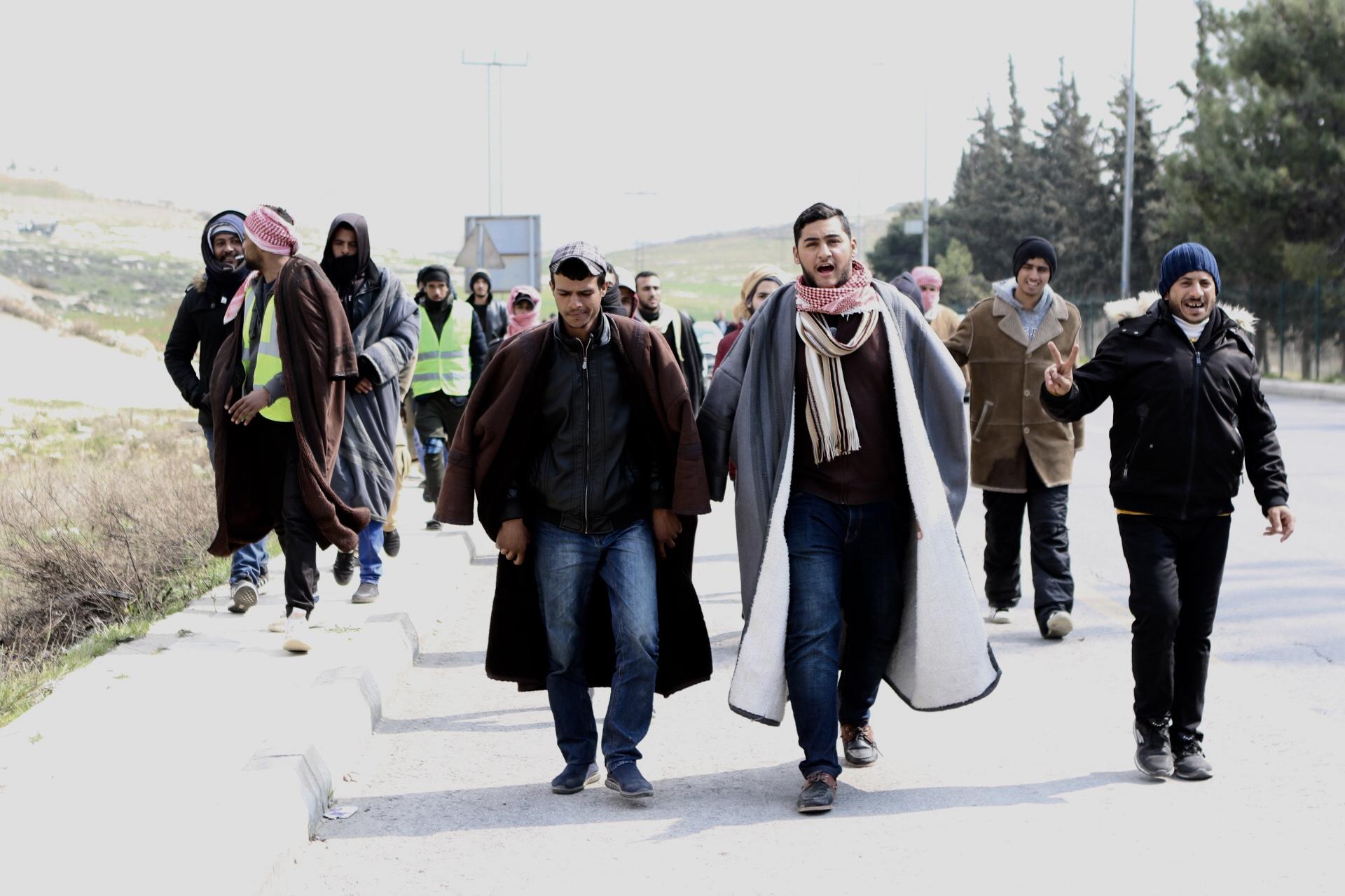 مشاركون من محافظة العقبة أثناء وصولهم إلى عمّان خلال مسيرة لباحثين عن عمل. صلاح ملكاوي/ المملكة