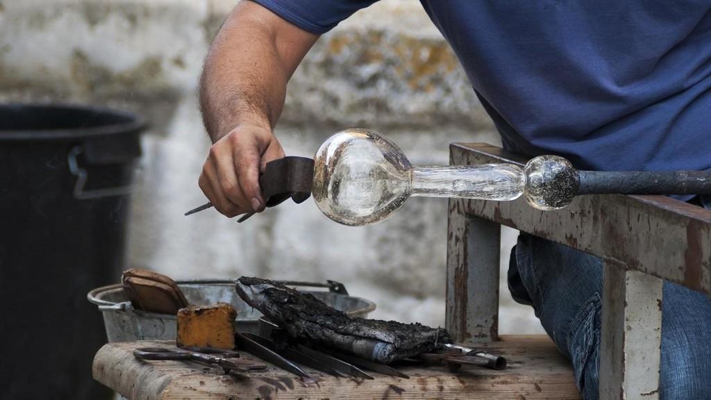 عامل يصنع أواني زجاج في مدينة حرفية في الأردن. (shutterstock)