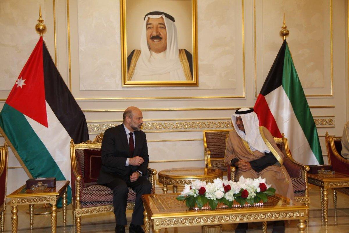 رئيس الوزراء الكويتي جابر المبارك الصباح (يمين)، مع رئيس الوزراء عمر الرزاز في الكويت. (رئاسة الوزراء)