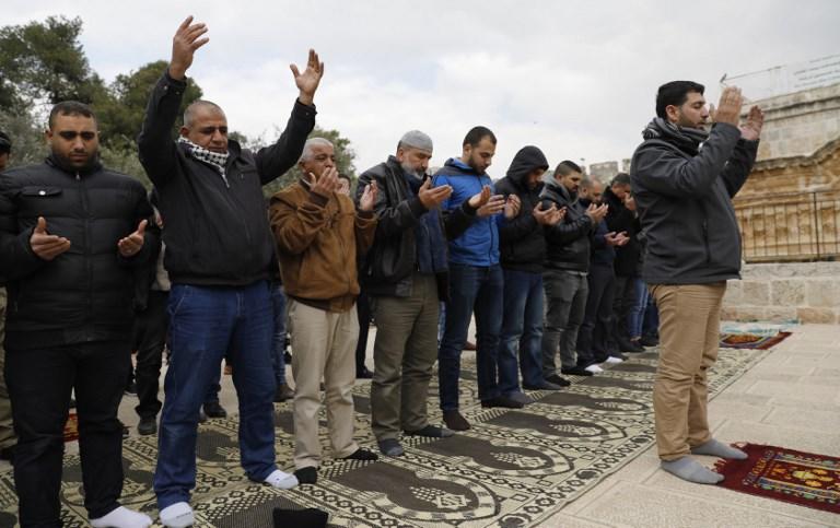 فلسيطنيون يصلون أمام باب الرحمة في المسجد الأقصى في مدينة القدس المحتلة 20 فبراير 2019. أ ف ب 