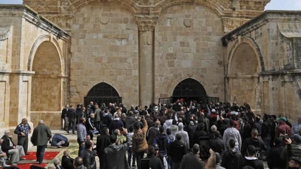 فلسطينيون يفتحون باب الرحمة في المسجد الأقصى المبارك في القدس المحتلة. 22 فبراير 2019 . أ ف ب 