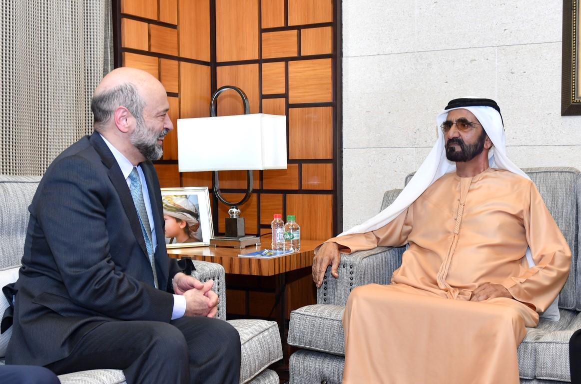 نائب رئيس دولة الإمارات العربيّة المتحدة الشيخ محمد بن راشد آل مكتوم (يمين)، ورئيس الوزراء عمر الرزّاز (يسار) في دولة الإمارات. (وام)