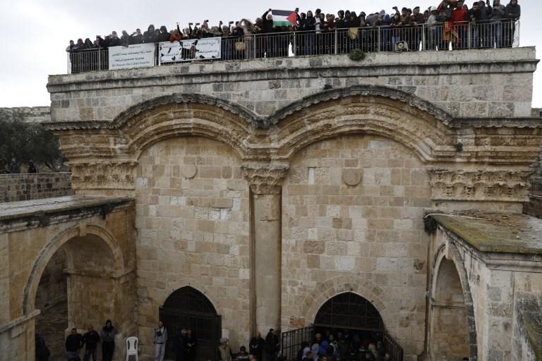 صورة أرشيفية لفلسطينيين يتجمعون فوق مبنى باب الرحمة في مدينة القدس المحتلة. أ ف ب 