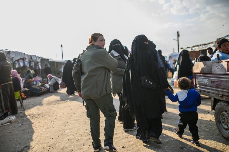 نساء تحت إشراف قوات سوريا الديمقراطية يقال إنهن أعضاء في تنظيم "داعش"، 17 فبراير 2019. أ ف ب 