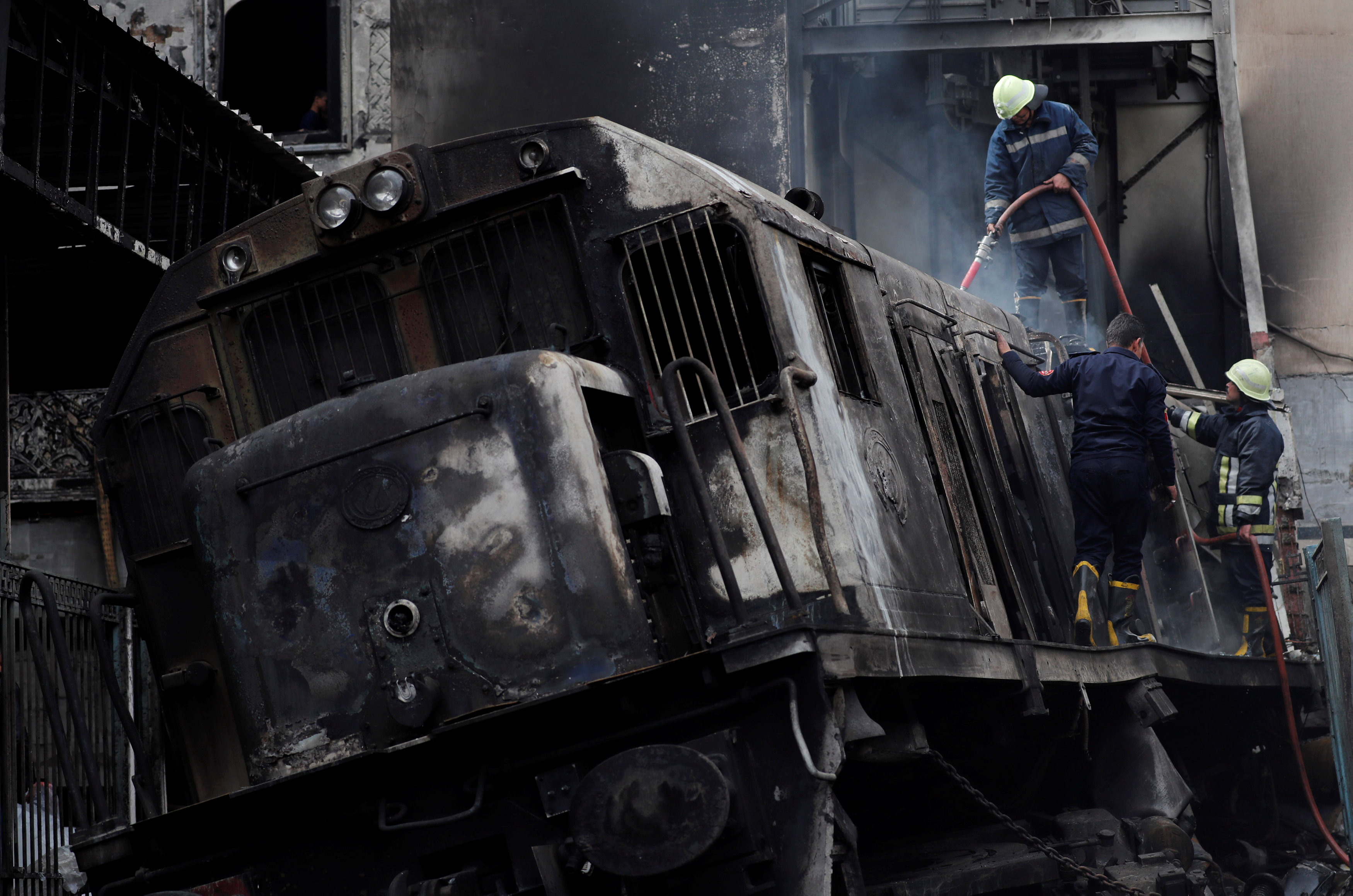 عمّال إطفاء في موقع حريق القطار، 27 فبراير 2019. عمرو عبدالله دلش/ رويترز 