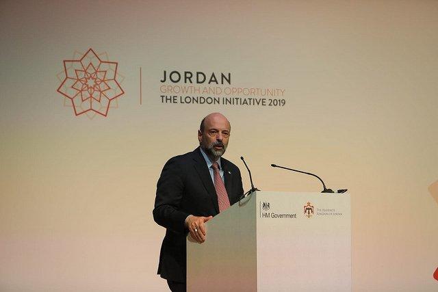 رئيس الوزراء عمر الرزاز في كلمة له خلال مؤتمر مبادرة لندن. (البنك الدولي)