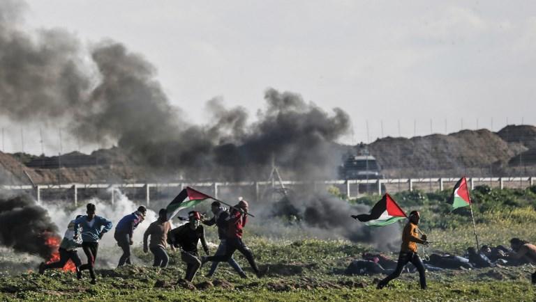 متظاهرون فلسطينيون أثناء مظاهرة شرق مدينة غزة، 22 فبراير 2019. أ ف ب