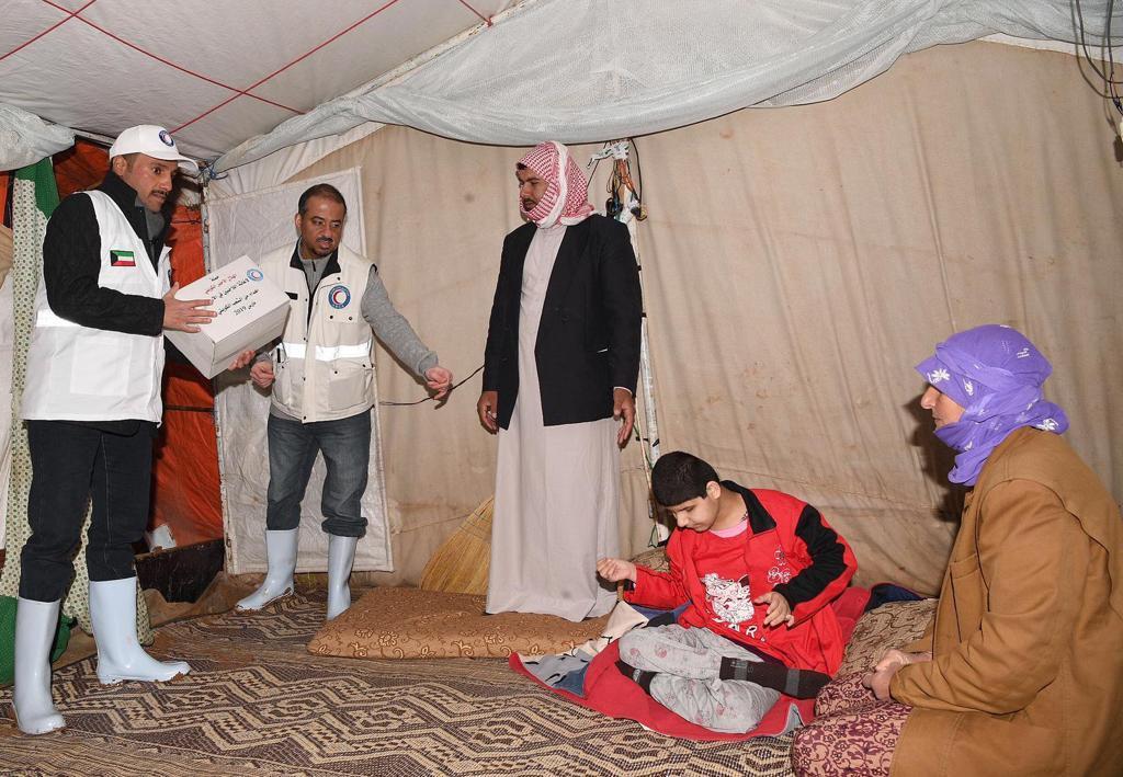 رئيس مجلس النواب الكويتي مرزوق الغانم أثناء تقديمه مساعدات للاجئين سوريين في الأردن. وكالة الأنباء الكويتية 
