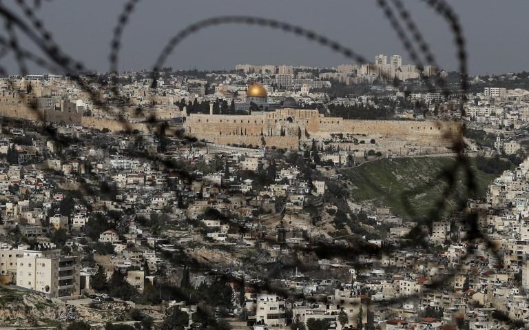 صورة أرشيفية تظهر سياجا وخلفه محيط المسجد الأقصى في القدس المحتلة. (ا ف ب)