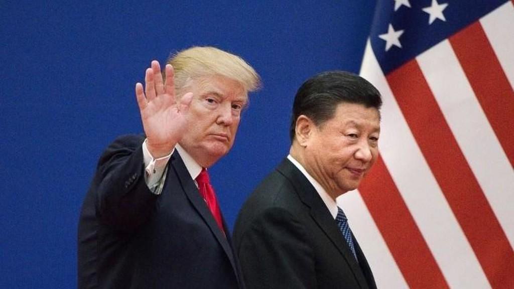  الرئيس الأميركي دونالد ترامب والرئيس الصيني شي جين بينغ بعد مغادرة قاعة الشعب في بكين. ا ف ب 