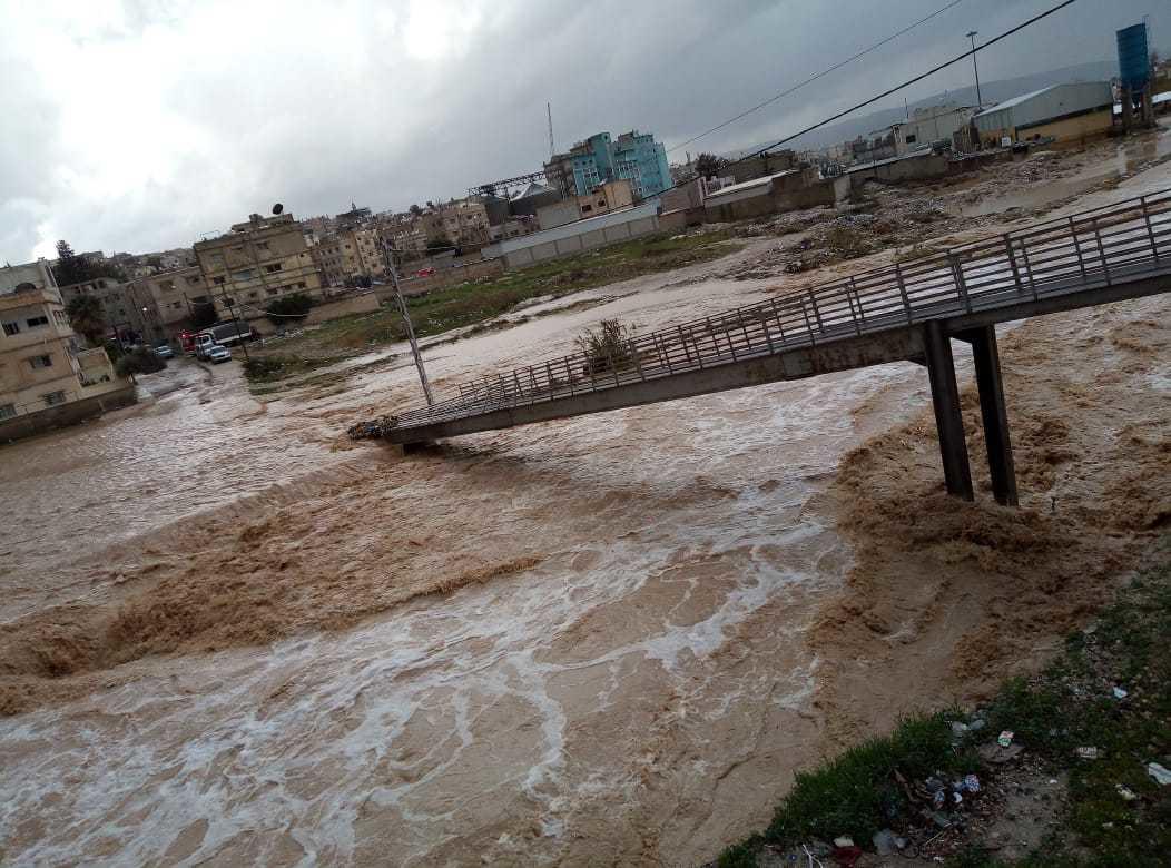 جسر مشاة في وادي الحجر تعرض لانهيار بسبب المنخفض الجوي. حمزة نهار/المملكة