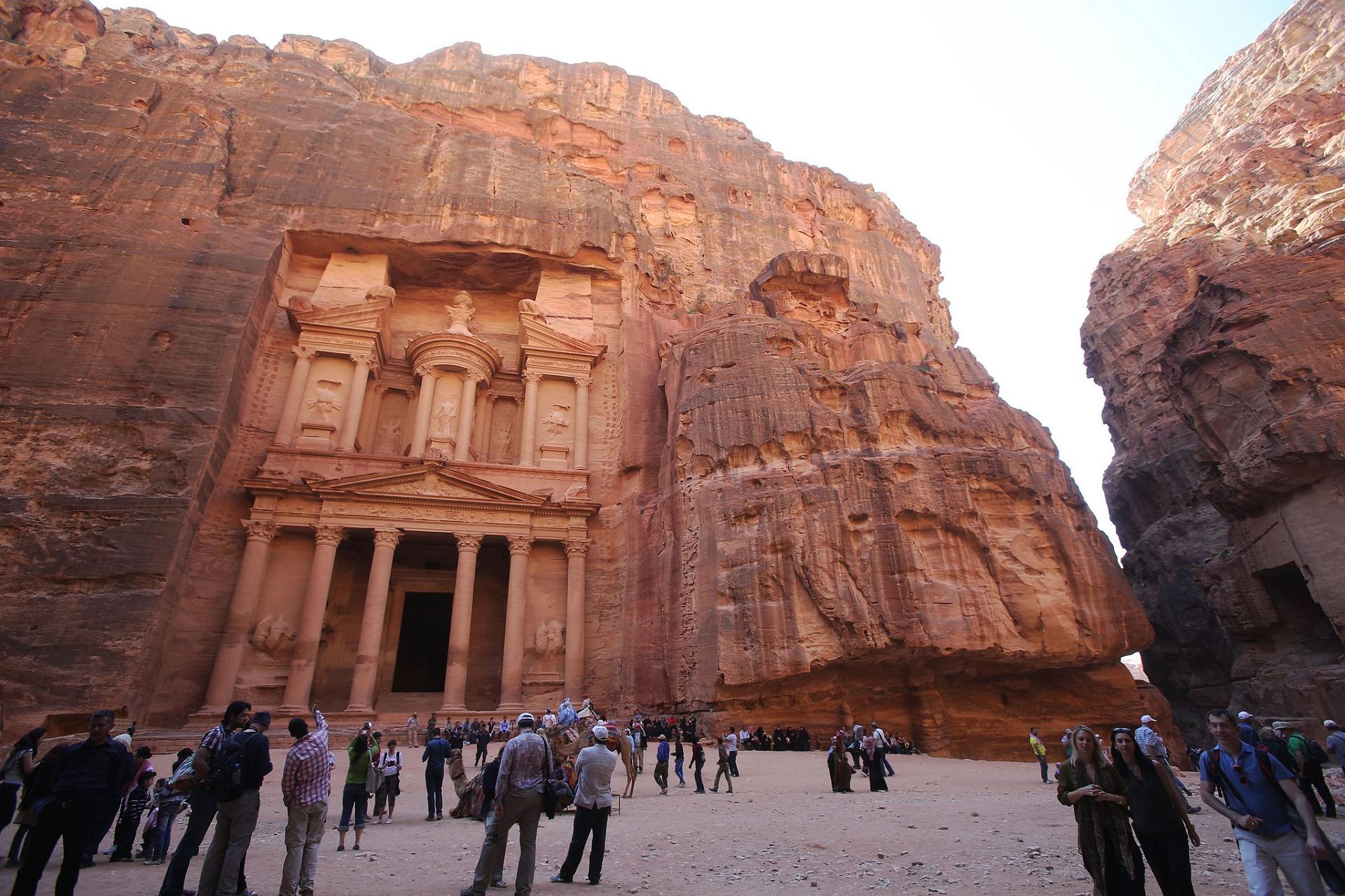صورة أرشيفية لرحلات سياحية ضمن برنامج (الأردن أحلى) في مدينة البترا الأثرية 3 أبريل 2015. صلاح ملكاوي / المملكة
