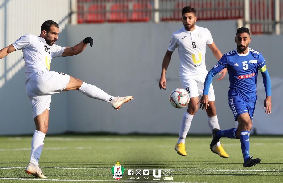 لاعب الوحدات بهاء فيصل يسدد الكرة خلال مباراة فريقه أمام هلال القدس الفلسطيني. الموقع الرسمي لنادي الوحدات