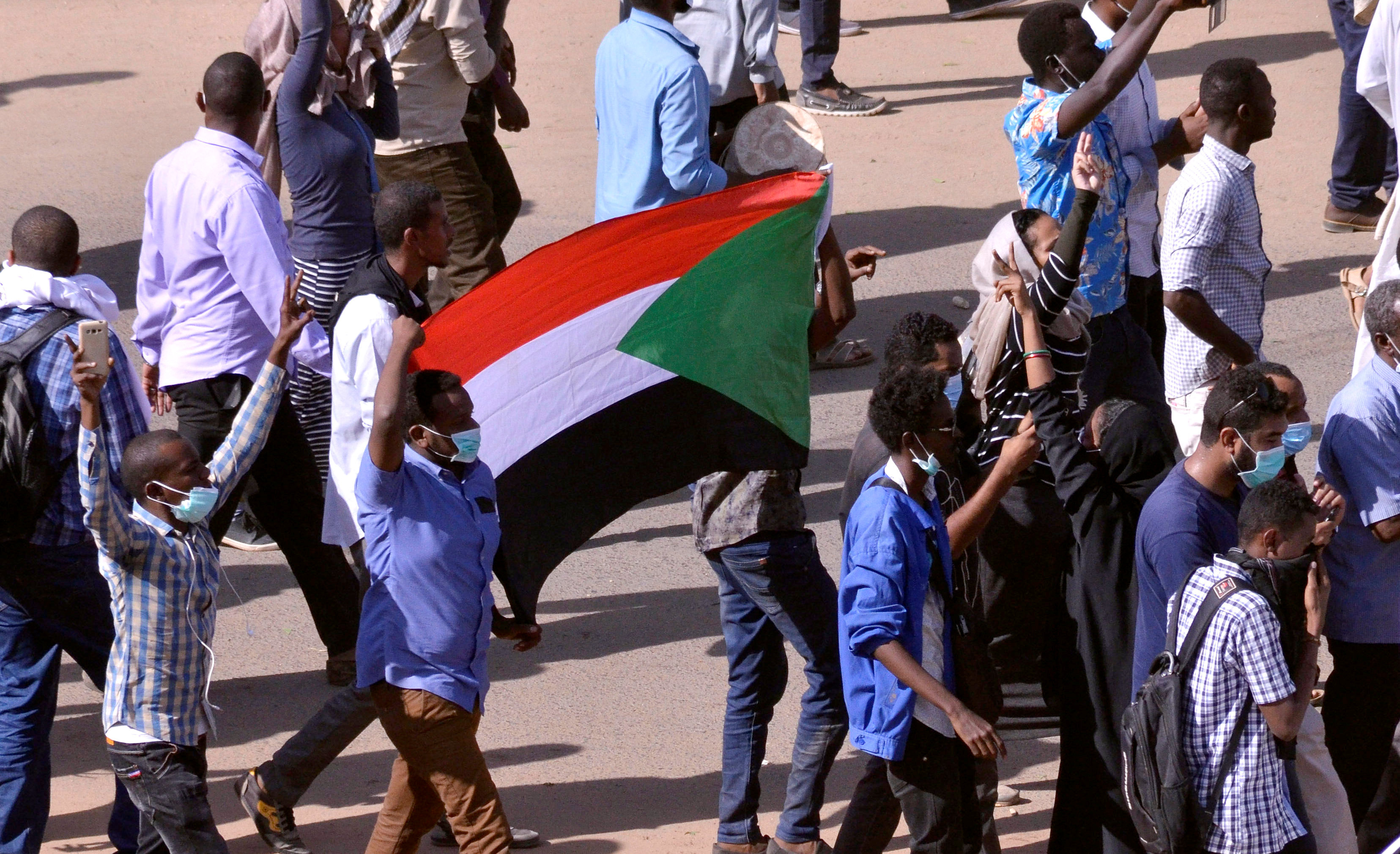 صورة أرشيفية لمتظاهرين سودانيين في الخرطوم. رويترز 