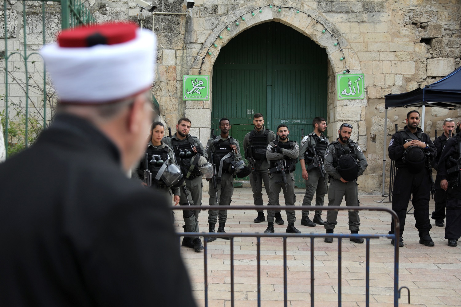 جنود جيش الاحتلال يغلقون الطريق المؤدي إلى المسجد الأقصى، 12 مارس 2019. رويترز 