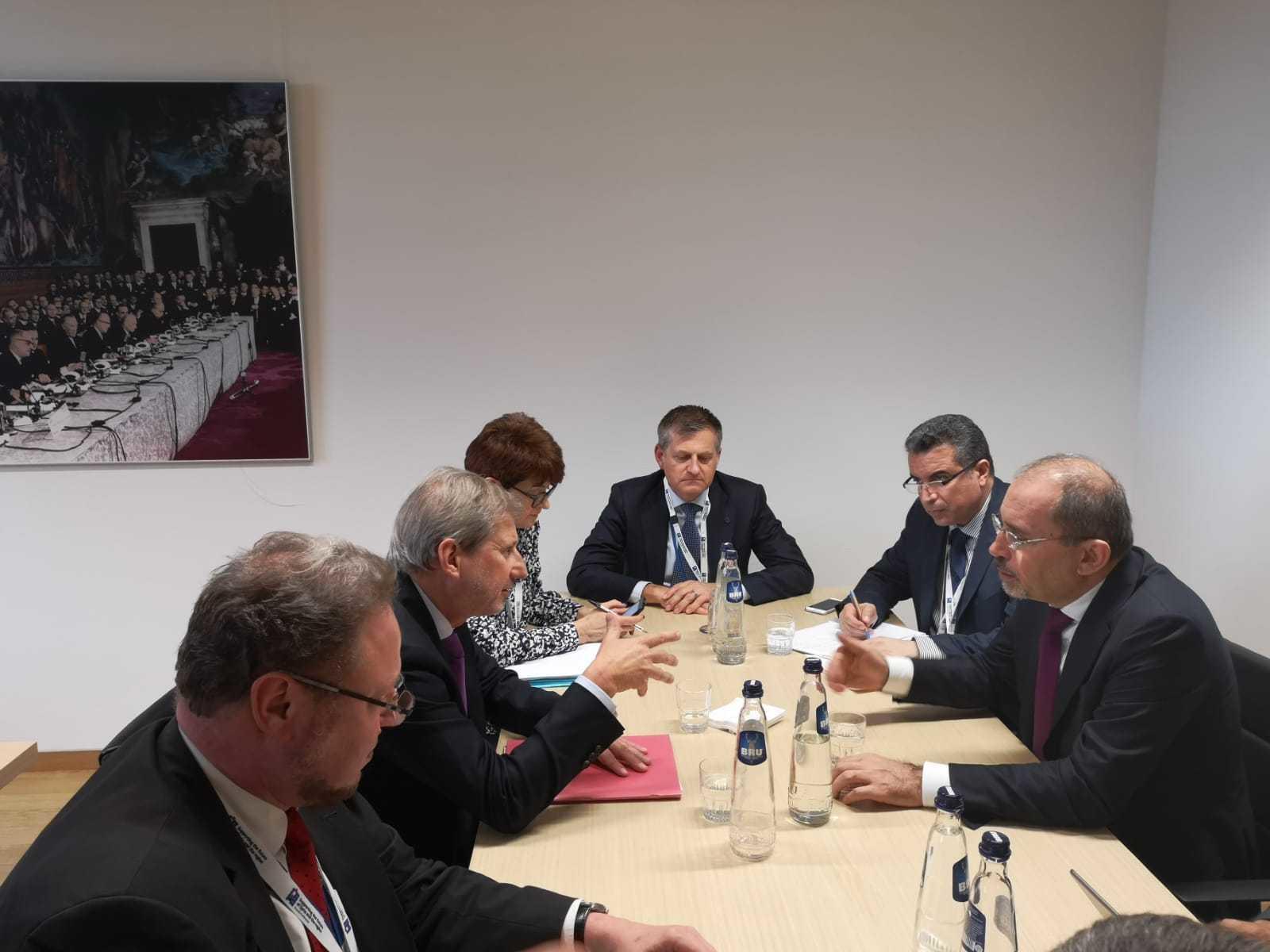 وزير الخارجية أيمن الصفدي يلتقي عددا من المشاركين في مؤتمر بروكسل الثالث. (وزارة الخارجية وشؤون المغتربين)