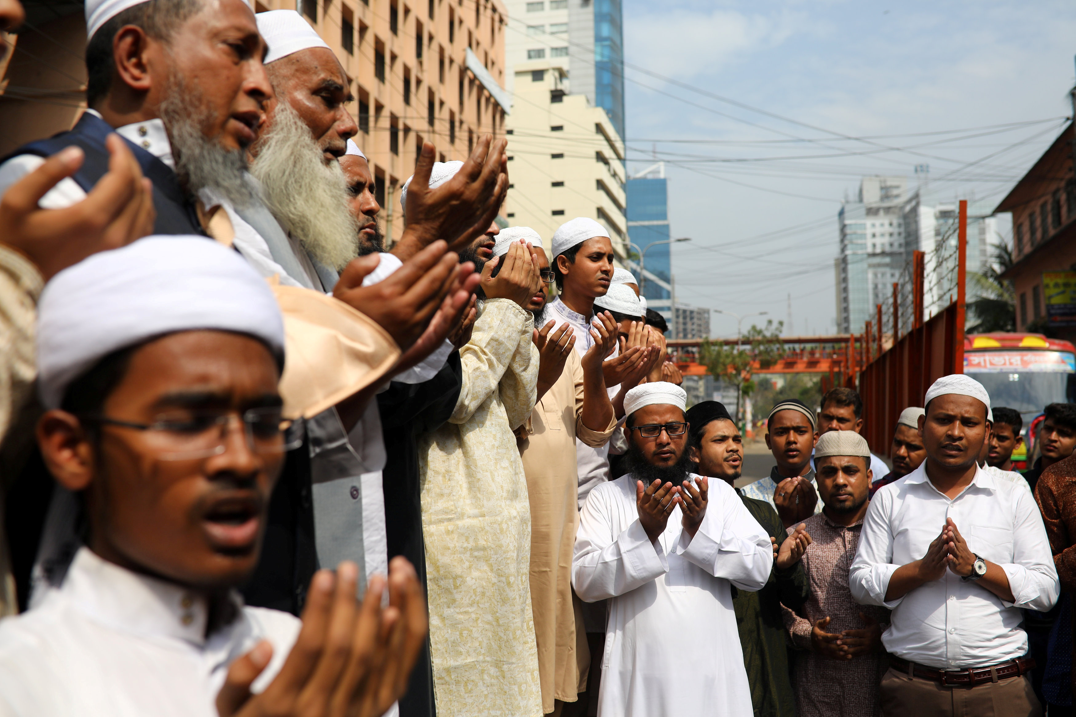 مسلمون في بنغلادش يصلّون على أرواح ضحايا إطلاق النار على مسجدين في نيوزيلندا، 15 مارس 2019. رويترز 