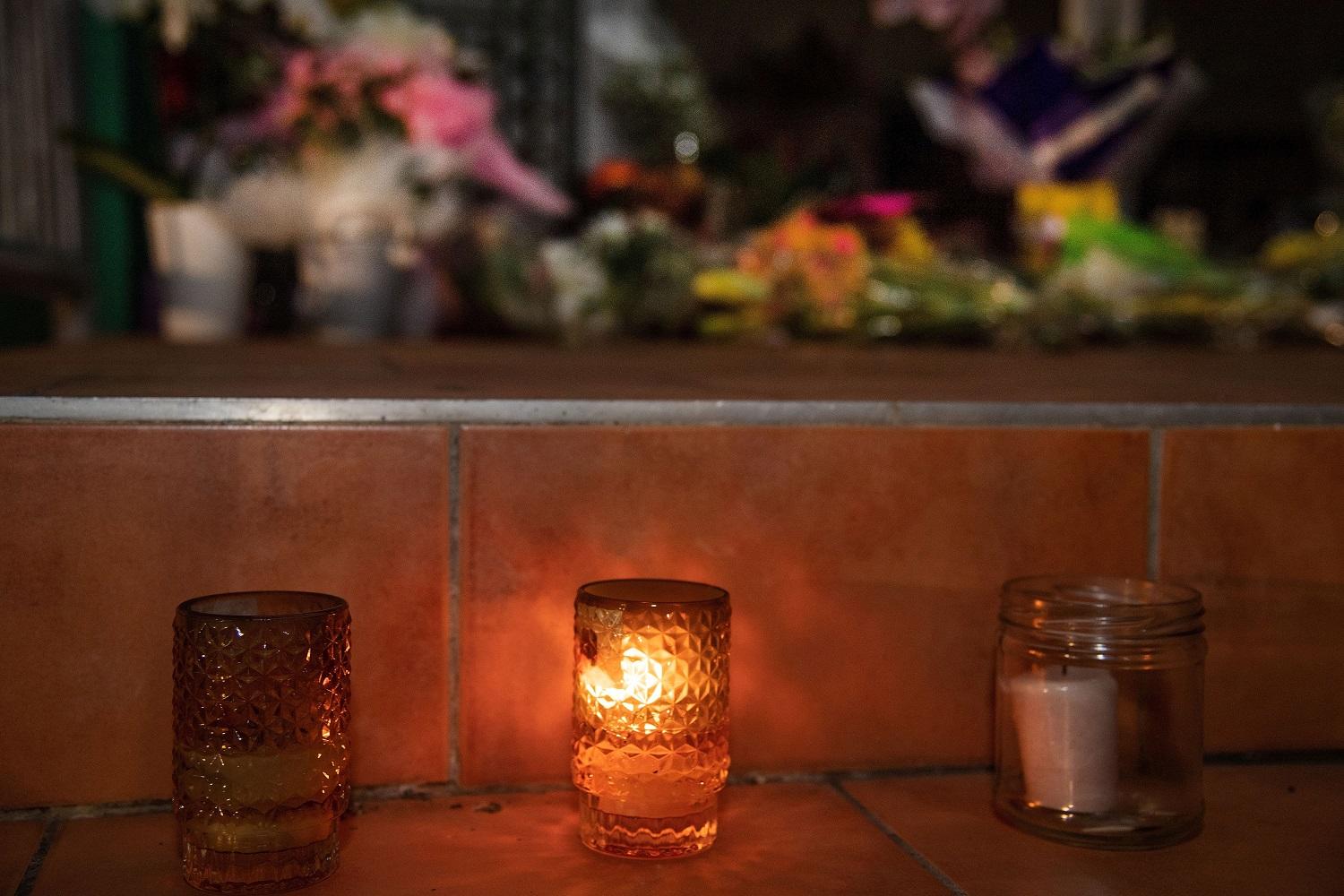 أزهار وشموع على مدخل مسجد في نيوزيلندا تكريما لضحايا الهجوم الإرهابي على مسجدين، 15 مارس 2019. أ ف ب 