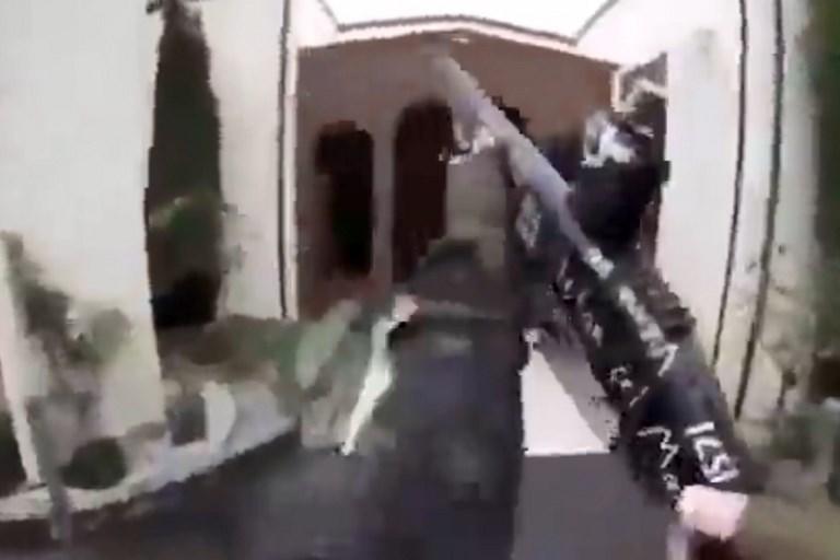 صورة من الفيديو الذي بثه منفذ هجوم على مسجد في نيوزيلندا على منصة فيسبوك. رويترز