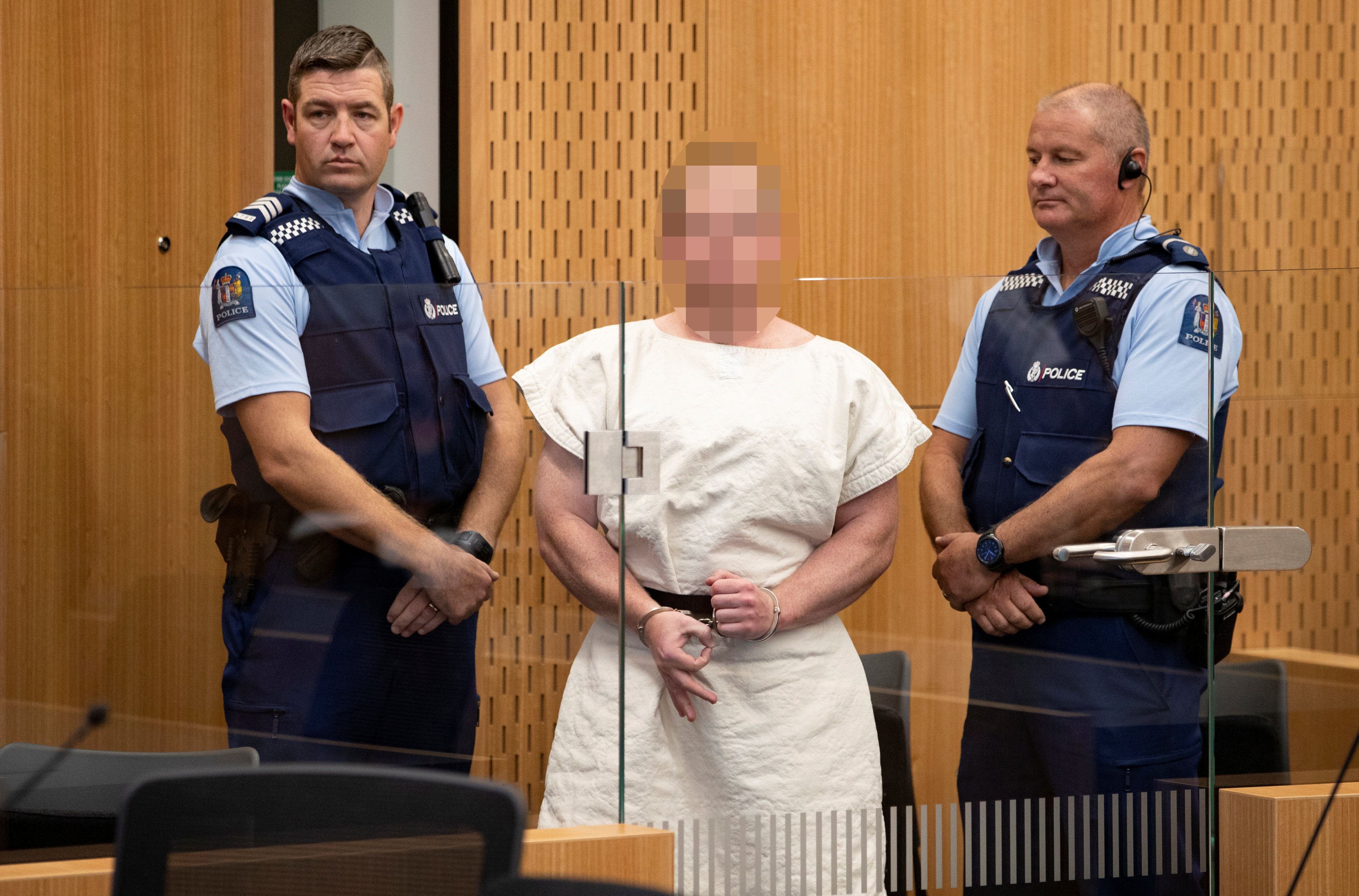 برينتون تارنت، متهم بتنفيذ "المذبحة الإرهابية" أثناء مثوله أمام محكمة مقاطعة كرايست تشيرش في نيوزيلندا. (الوجه مغطى من المصدر). 16 مارس 2019. مارك ميتشل / نيوزيلاندا هيرالد / رويترز